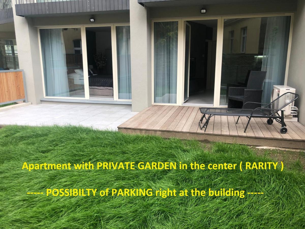 Luxury Apartment With Private Garden Praga Esterno foto