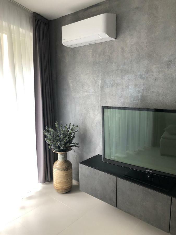 Luxury Apartment With Private Garden Praga Esterno foto