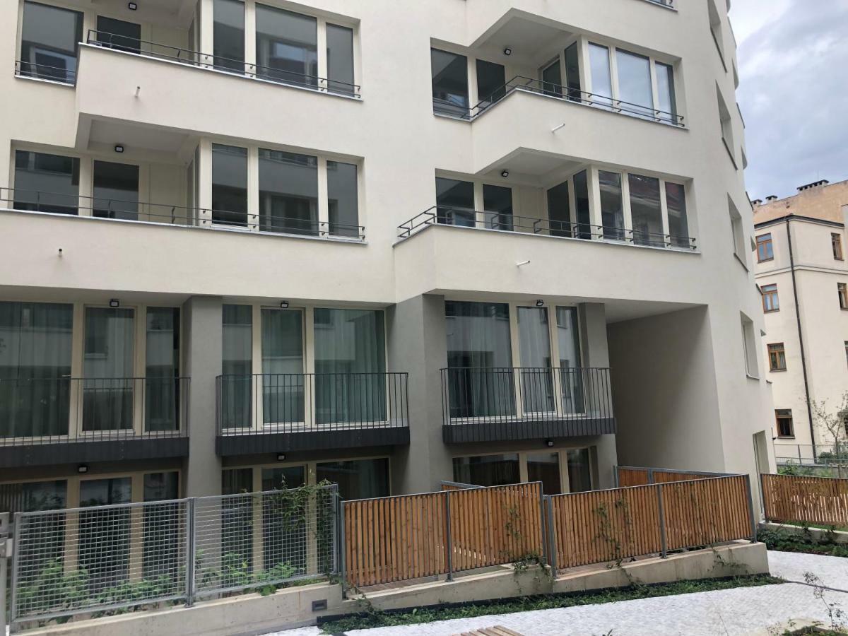 Luxury Apartment With Private Garden Praga Esterno foto