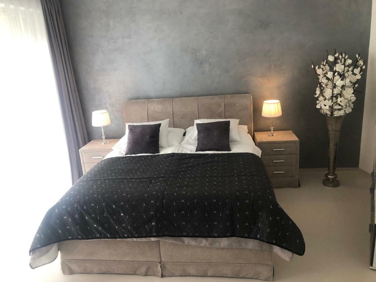 Luxury Apartment With Private Garden Praga Esterno foto