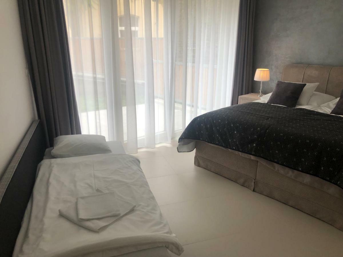 Luxury Apartment With Private Garden Praga Esterno foto