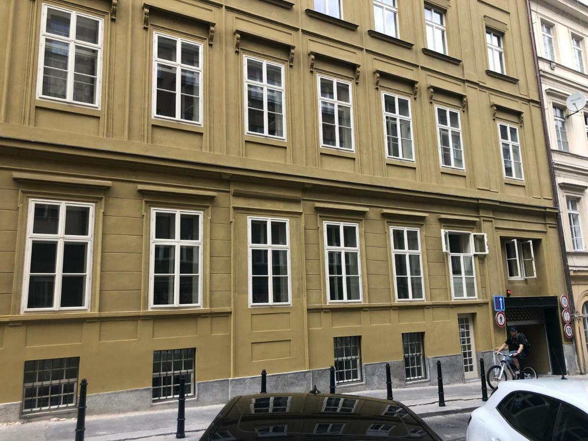 Luxury Apartment With Private Garden Praga Esterno foto